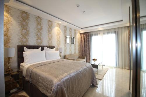1 dormitorio con cama grande y ventana grande en APARTMENTS GH - Accra - Airport Residential Area - Mirage Residence, en Accra