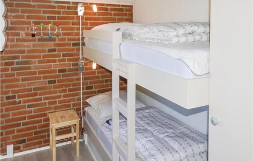 Tempat tidur susun dalam kamar di Stunning Home In Hadsund With Kitchen