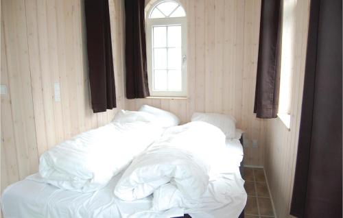 1 cama no hecha en una habitación con ventana en Lrkereden, en Hemmet