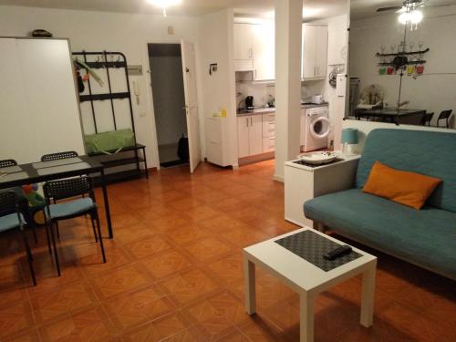 プエルト・デ・ラ・クルスにあるMartianezのリビングルーム(青いソファ、テーブル付)