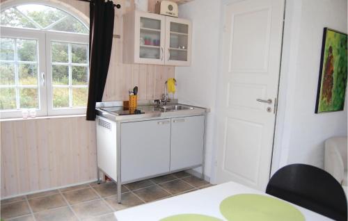 una pequeña cocina con fregadero y ventana en Lrkereden, en Hemmet