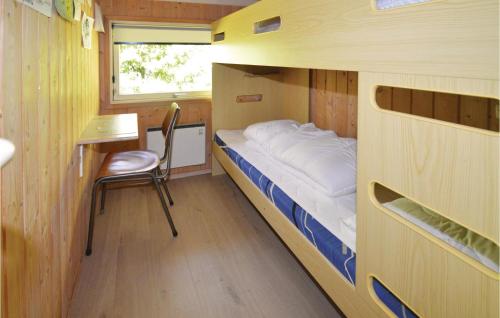 KappelにあるNice Home In Nakskov With 2 Bedroomsの小さなベッドルーム(ベッド1台、デスク付)
