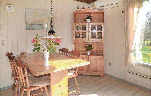 Kuchyň nebo kuchyňský kout v ubytování Three-Bedroom Holiday Home In Hemmet