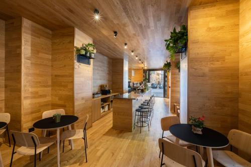 un restaurant avec des murs en bois, des tables et des chaises dans l'établissement Chapter Roma, à Rome