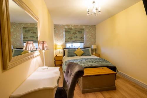 Dormitorio pequeño con cama y espejo en 316 Westgate en York