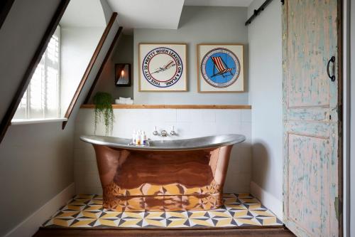 布萊頓霍夫的住宿－布萊頓藝術家駐地公寓，铺有瓷砖地板,设有带大浴缸的浴室