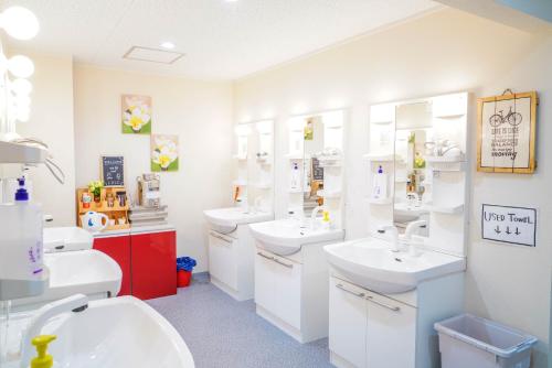 een badkamer met 2 wastafels en 2 toiletten bij ONE HOSTEL Himeji in Himeji
