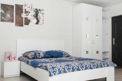 um quarto com uma cama com lençóis azuis e brancos em апартаменты возле Лавины.Новый дом. 1 этаж em Sumy