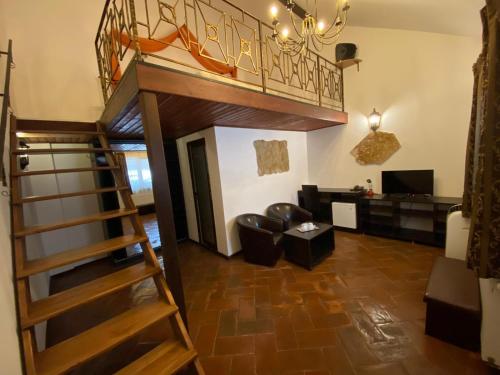 ein Wohnzimmer mit einer Treppe in einem Haus in der Unterkunft Hanul Fullton in Cluj-Napoca