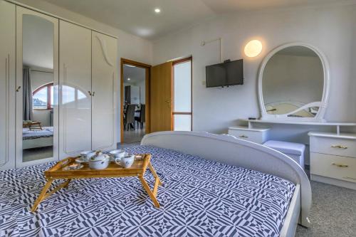 Ένα ή περισσότερα κρεβάτια σε δωμάτιο στο AS Apartments with swimming pool and a large yard