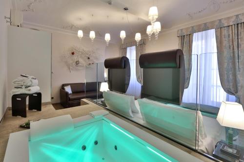 ein Wohnzimmer mit einer Badewanne in der Mitte in der Unterkunft Best Western Plus Hotel Genova in Turin