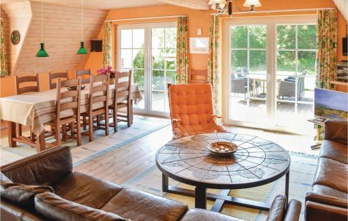 una sala de estar con un sofá y una mesa en Three-Bedroom Holiday Home In Skjern, en Halby