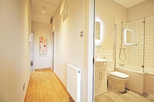 Bathroom sa Hunters Walk - Luxury Central Chester Apartment - Free Parking