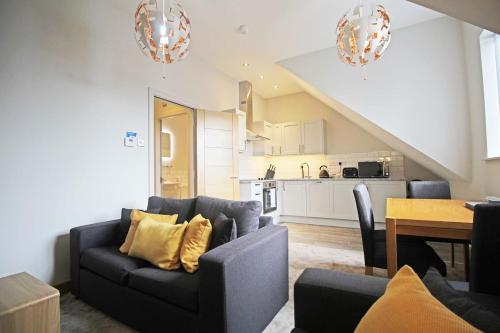 Seating area sa Hunters Walk - Luxury Central Chester Apartment - Free Parking