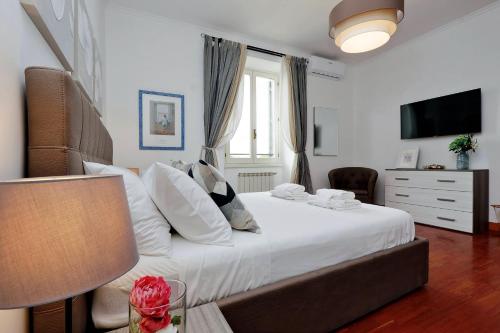 Posteľ alebo postele v izbe v ubytovaní Colosseo Sunset Apartment