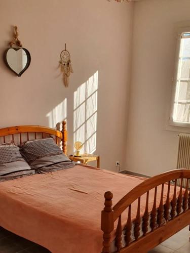 une chambre avec un lit et une horloge au mur dans l'établissement Chez maman, à Bassan