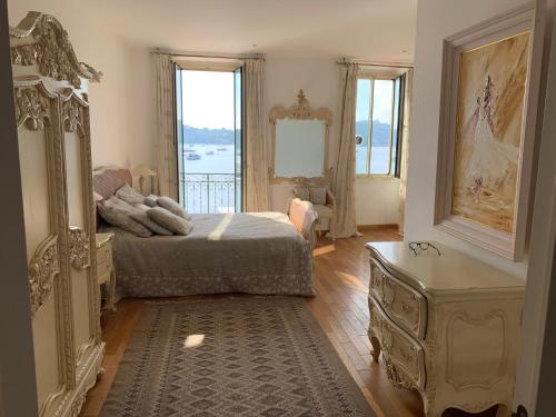 1 dormitorio con 1 cama, vestidor y ventana en Seagulls en Villefranche-sur-Mer