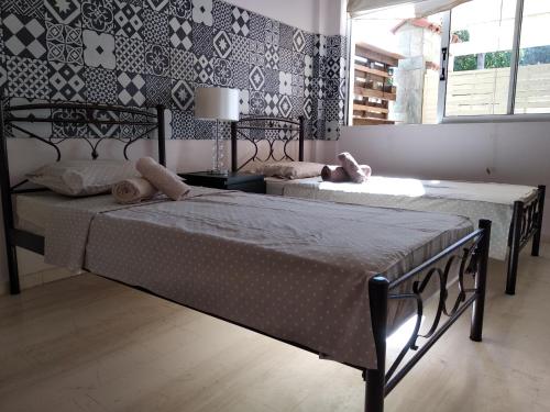 Llit o llits en una habitació de Alternative country house 10 minutes from Athens airport