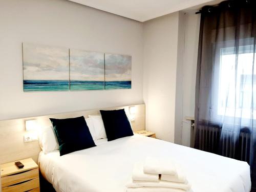 Ένα ή περισσότερα κρεβάτια σε δωμάτιο στο Hostal Lucia by gaiarooms