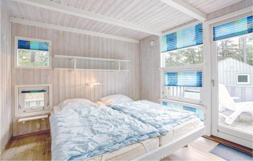 Vester SømarkenにあるAwesome Home In Nex With 4 Bedrooms, Sauna And Wifiの窓付きの部屋にベッド付きのベッドルーム1室があります。