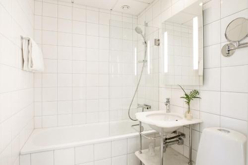 Ett badrum på Elite Grand Hotel Norrköping