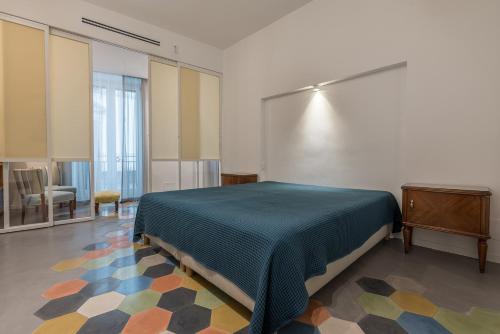 sypialnia z łóżkiem w pokoju z dywanem w obiekcie Casa La Pomelia w mieście Palermo