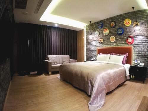 a bedroom with a large bed and a couch at Song Xia Motel in Dali