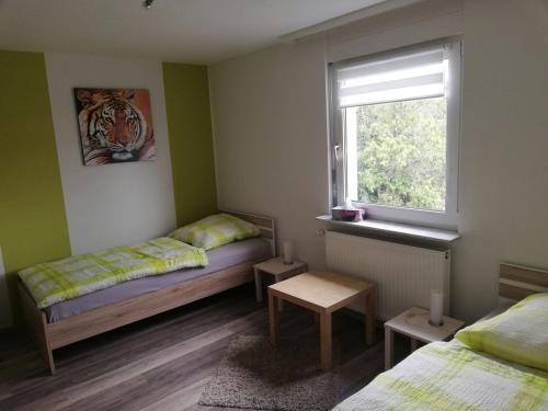 En eller flere senger på et rom på Ferienwohnung Christiane - nagelneue, moderne Ferienwohnung mit Blick ins Grüne