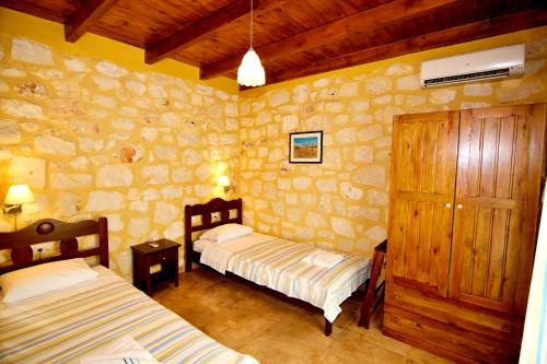 En eller flere senge i et værelse på Ville du Soleil - exclusive homes with rustic charm and sensational views of the Mediterranean Sea