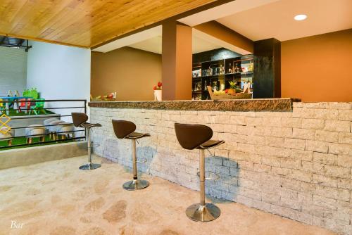 Area lounge atau bar di Summit Khangri Karpo Retreat & Spa