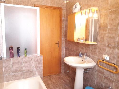 ein Bad mit einem Waschbecken und einem Spiegel in der Unterkunft Como Country House in Cavallasca