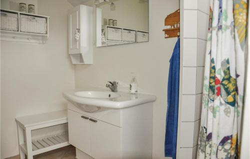Kúpeľňa v ubytovaní Cozy Home In Nyborg With Kitchen