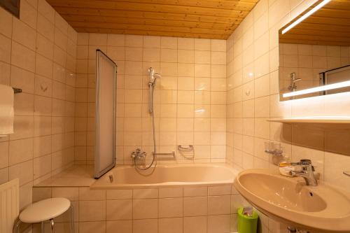 A bathroom at Haus Klaudia Gstrein