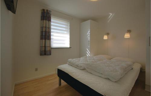 Un pat sau paturi într-o cameră la Nice Home In Haderslev With 3 Bedrooms And Wifi