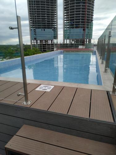 una piscina en la azotea de un edificio en YOU Plus by INN, en Santa Cruz de la Sierra