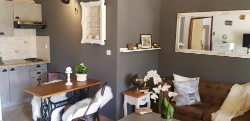 salon z kanapą i stołem w obiekcie Rooms & Apartment STELIO w mieście Loborika