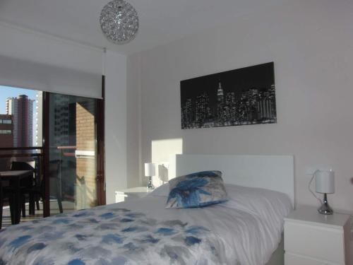 Postel nebo postele na pokoji v ubytování Torremar Benidorm Infinity 9
