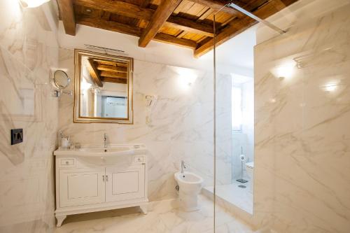 W łazience znajduje się umywalka, toaleta i prysznic. w obiekcie Royal House w Rzymie