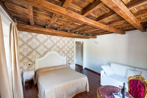 sypialnia z łóżkiem i kanapą w obiekcie Royal House w Rzymie