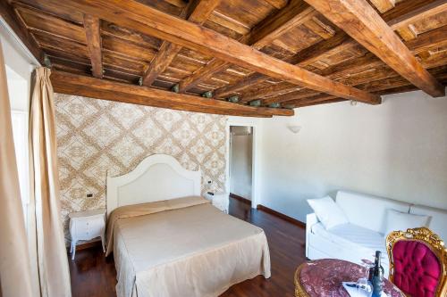 1 dormitorio con 1 cama y 1 sofá en Royal House, en Roma