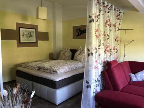 ein Schlafzimmer mit einem Bett und einer Couch in der Unterkunft Moselnest in Cochem