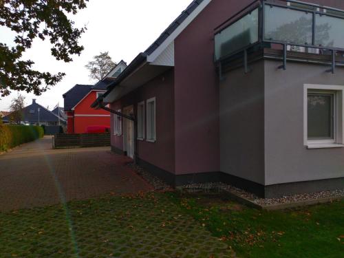 a red and white house with a window on it at Pier 605 - 4 Sterne - 300m Strand Zentrum - POWER WLAN - 2 Parkplätze - early CheckIn - #Bestpreisgarantie# in Zingst