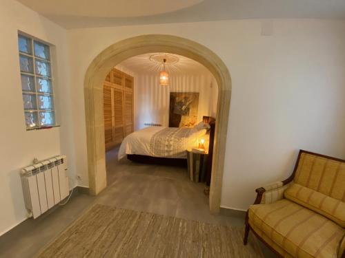 una camera da letto con un letto e un divano in una stanza di Calle Palomas 13 a Balcon del Mar