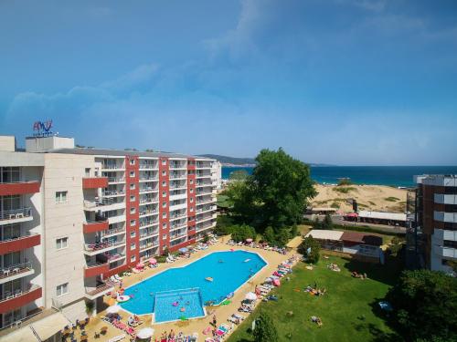 widok z powietrza na hotel i basen w obiekcie Hotel Fenix w Słonecznym Brzegu