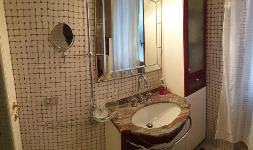 a bathroom with a sink and a mirror at Civico 22 Pisa in Pisa