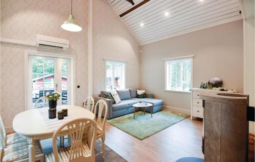 Гостиная зона в Lovely Home In Älgarås With Kitchen
