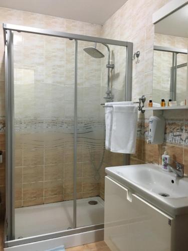 ein Bad mit einer Dusche und einem Waschbecken in der Unterkunft Konak Apart Hotel in Istanbul