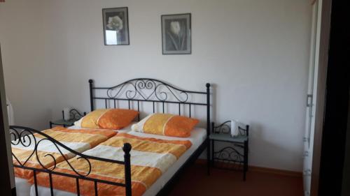 een slaapkamer met een bed met oranje kussens erop bij Ferienwohnung Ackermann in Engen