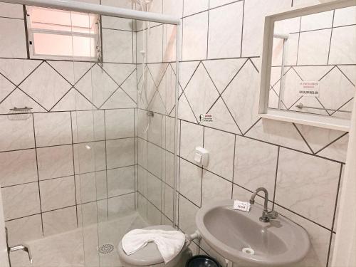 een badkamer met een wastafel en een toilet bij Pousada Sol e Mar Ingleses in Florianópolis