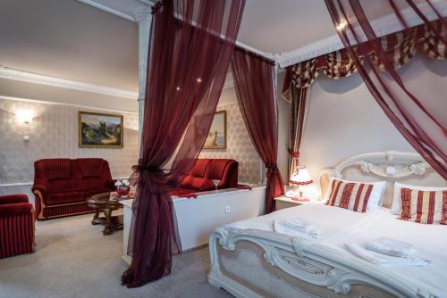 A bed or beds in a room at Hotel Bíbic és Tüskevár Étterem és Horgásztó